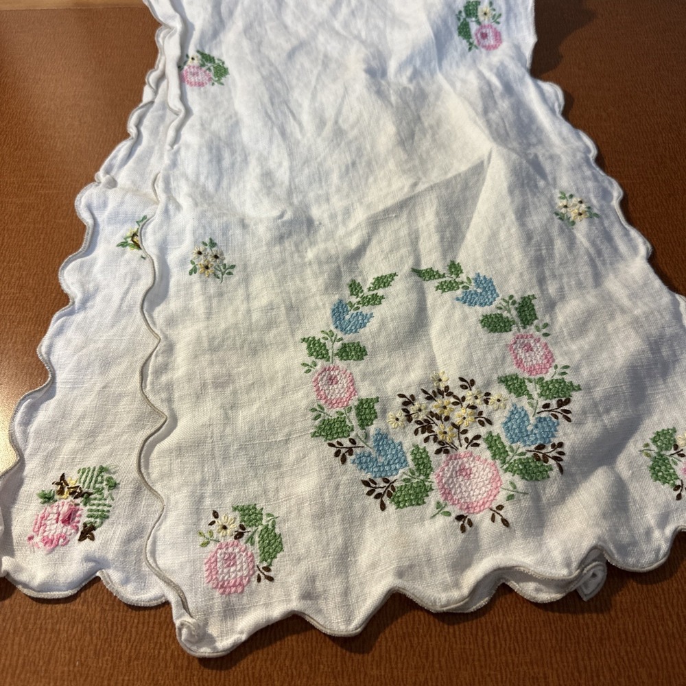 Vtg White Linen Table Runner Or Dresser Scarf With Embroidered Flowers Pink Blue